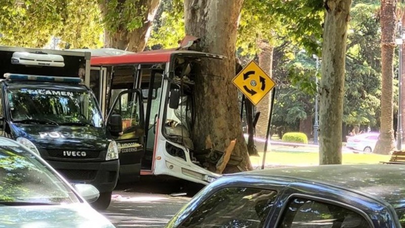 Despiden los restos del chofer del colectivo accidentado ayer en el Parque General San Martín